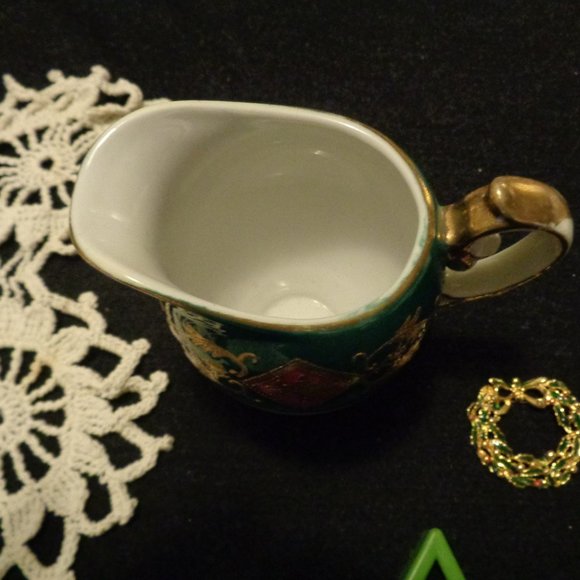 VINTAGE GREENS CREAMER, DOILYS, JEWELRY & DODADS LOT - Picture 8 of 8